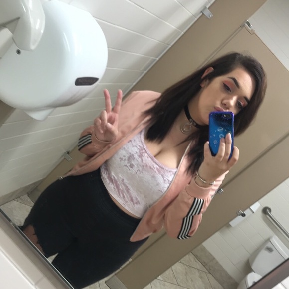 Meet your Posher, Vi - Picture 2 of 2